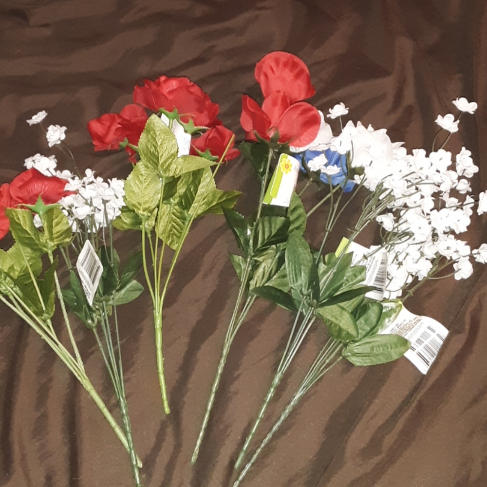 Bundle of artificial flowers